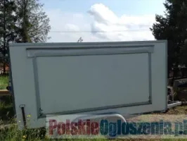 Przyczepa , skrzynia dwu osiowa.