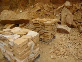Dzikówka ogrodowa z kamienia naturalnego na skarpy murki